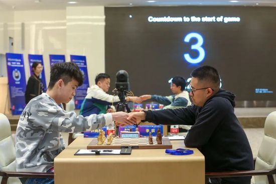 里面的院长放下了书卷，抄起桌上一根类似于戒尺的东西，朝屋门这边过来了。